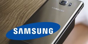 Imagem ilustrativa de celular da Samsung com a logo da empresa